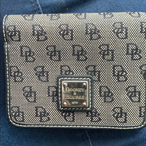Dooney & Bourke signature trifold wallet - Picture 1 of 6
